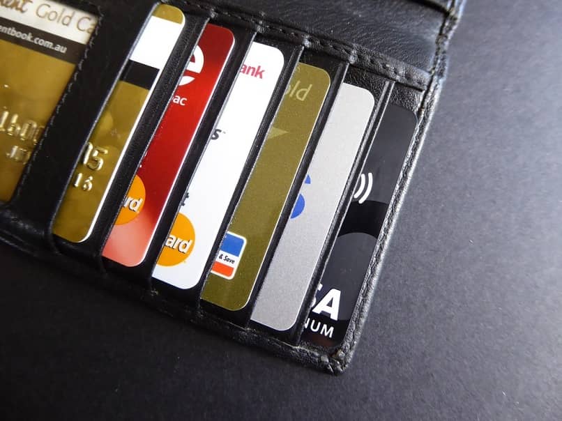 billetera con distintas tarjetas de crédito