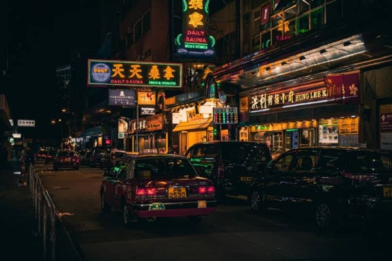 coches en calle de barrio chino