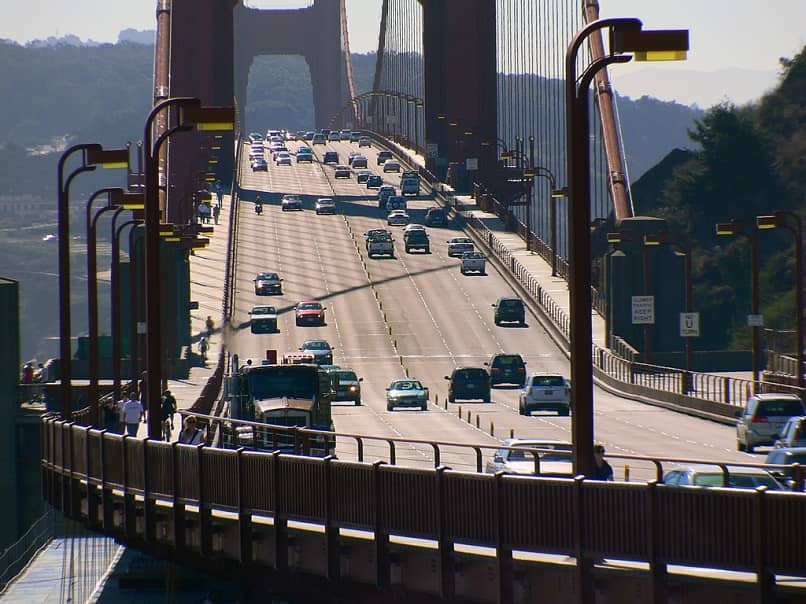 coches pasando por un puente entre ciudades