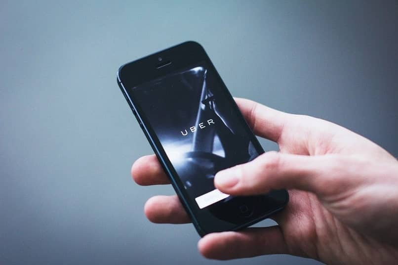 mano sostiene móvil con uber app
