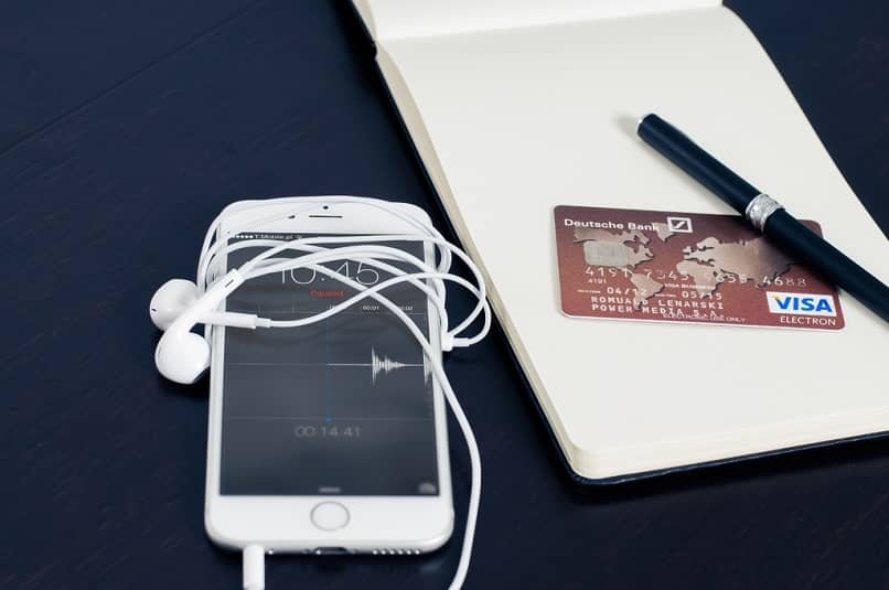 móvil y tarjeta de crédito en una mesa