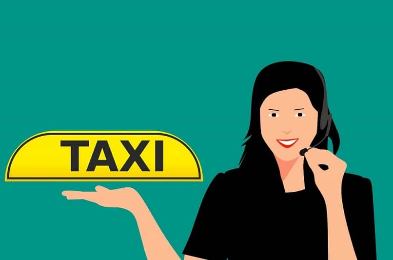 mujer con un cartel de taxi