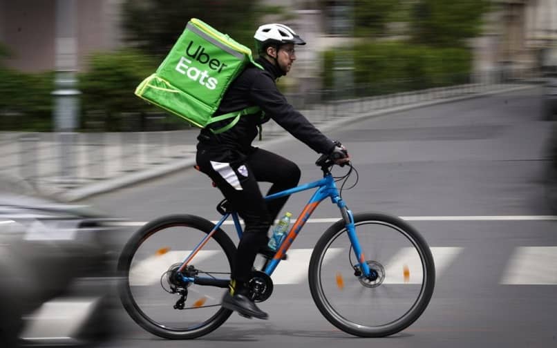 repartidor uber eats bicicleta calle