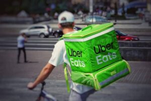 ciclista trabajando en uber eats