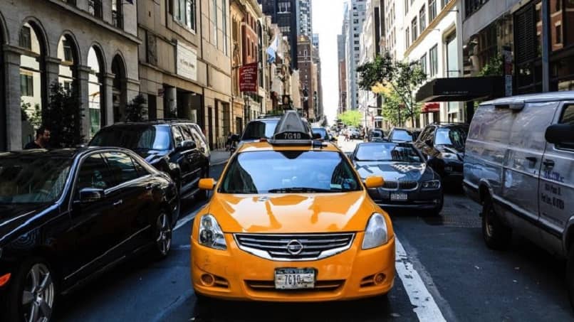 taxi en tráfico de una ciudad