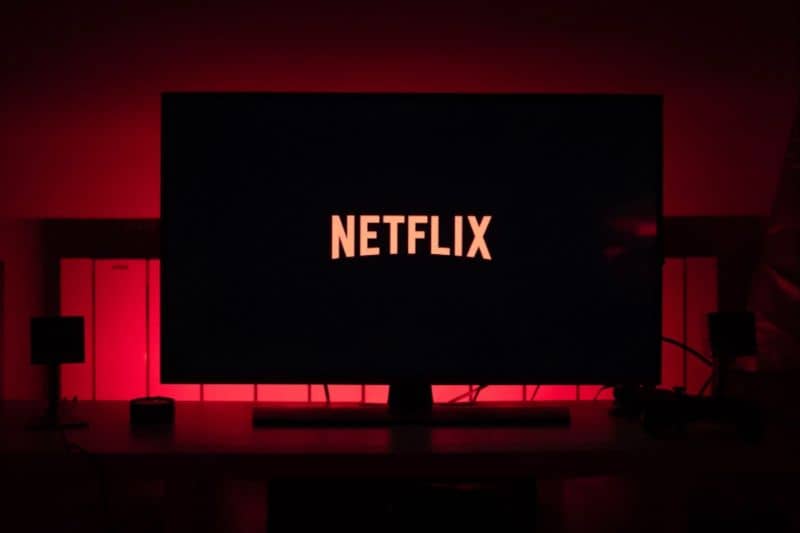 Pantalla con Netflix fondo oscuro degradado rojo