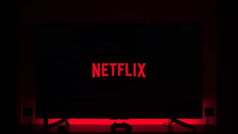 TV con Netflix y luz roja de fondo