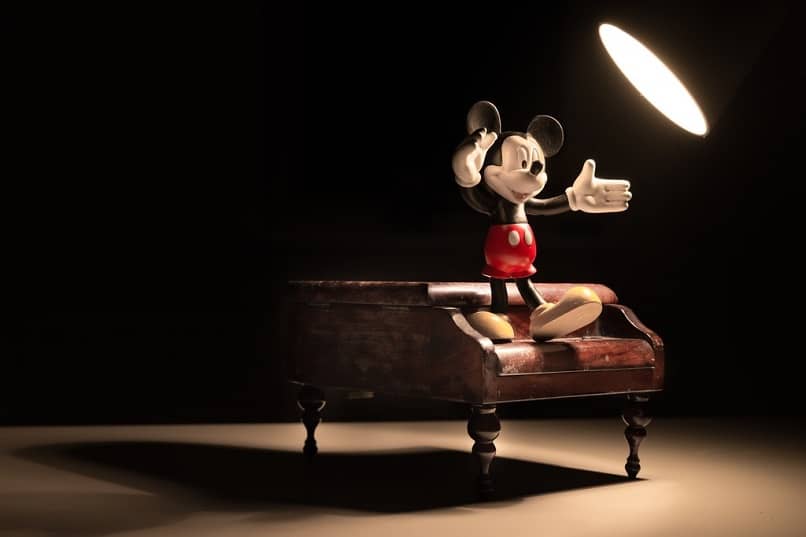 mickey mouse sobre un piano