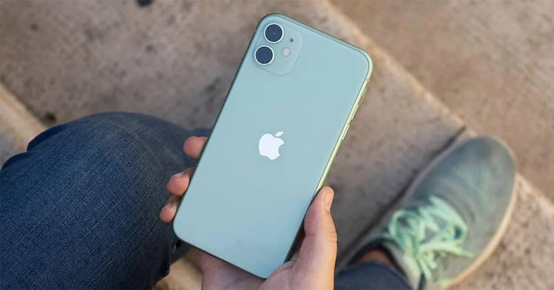 movil en la mano de un hombre