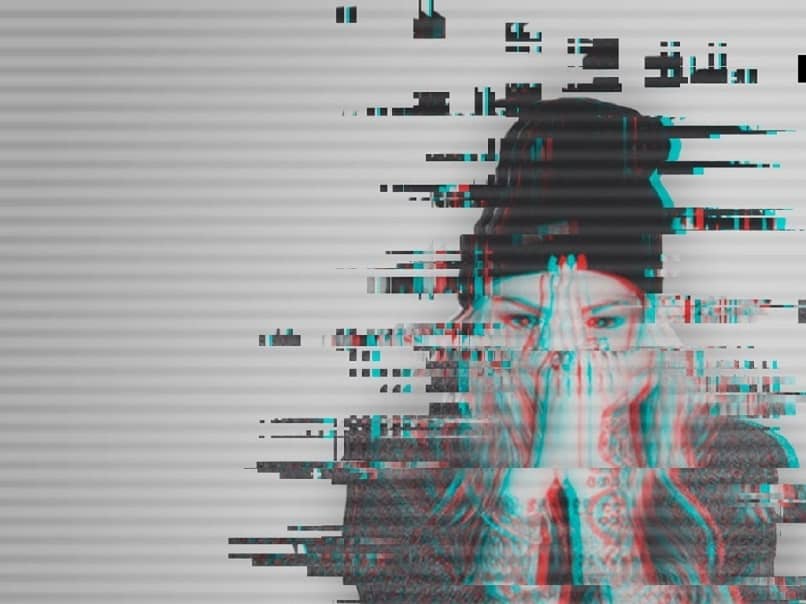 mujer con efecto glitch