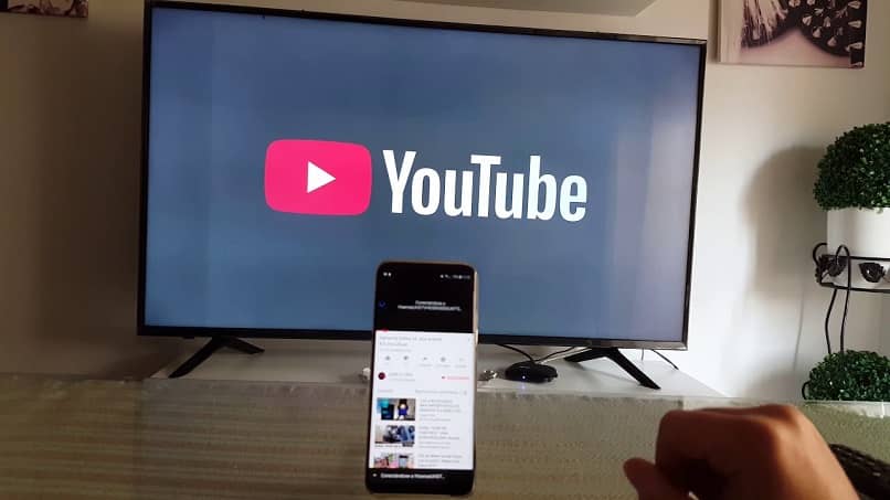 Smart TV y un tel�fono en el canal YouTube