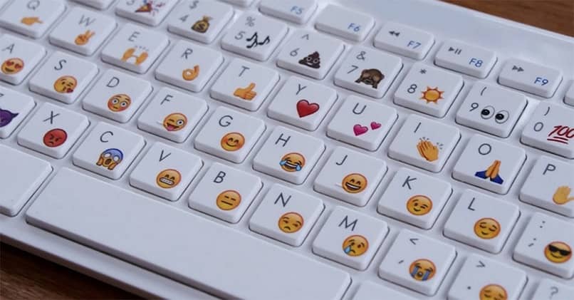 diferentes emojis en teclado