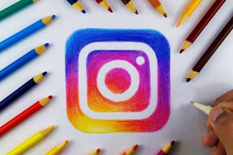 dibujo de logo de instagram con lapices