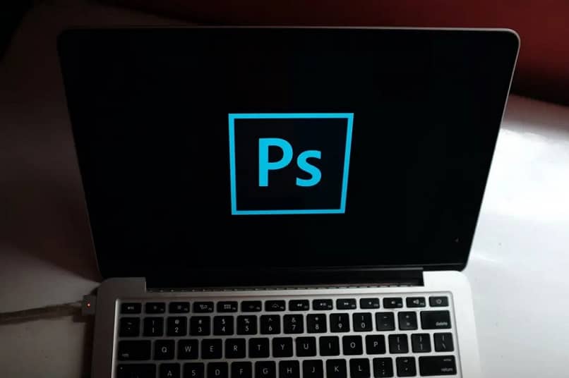 laptop con icono de photoshop