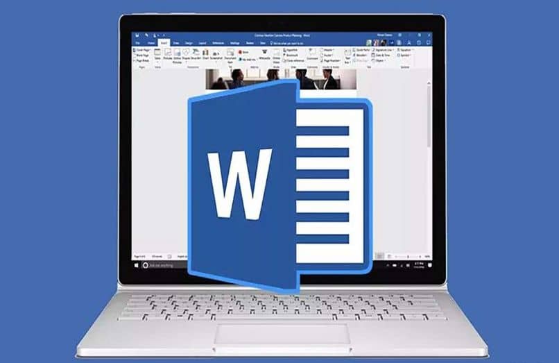 laptop con logo de wordpress en fondo azul