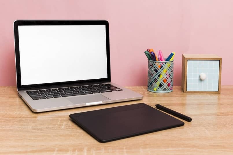laptop y tablet negra de diseño