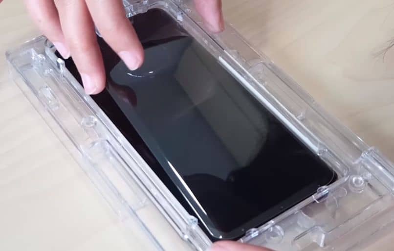How to correctly put an anti-shock screen protector on the cell phone