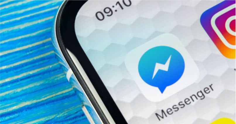 celular messenger instagram fondo azul
