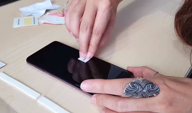 How to correctly put an anti-shock screen protector on the cell phone