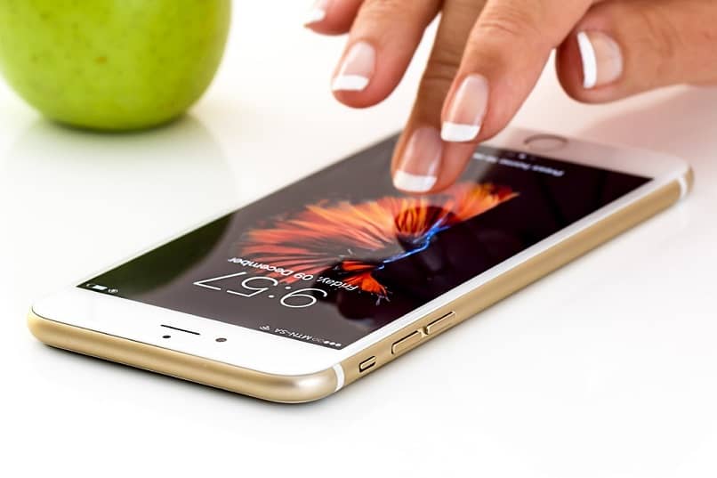 mujer deslizando dedo en un iphone