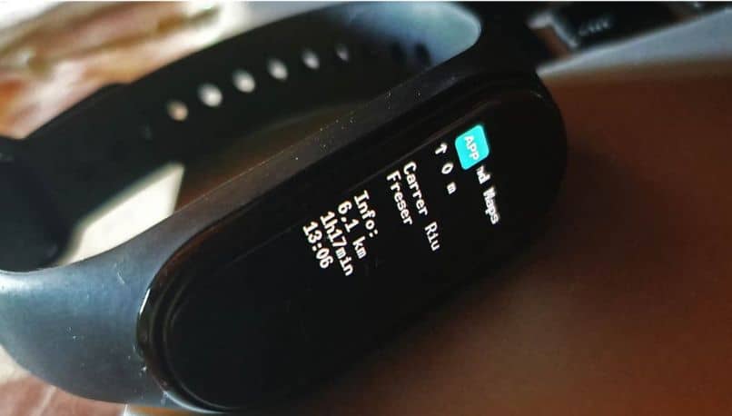 reloj inteligente xiaomi mesa madera