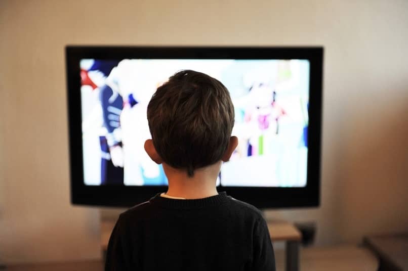 Niño viendo programa o pelicula grabada en disco duro en su smart tv
