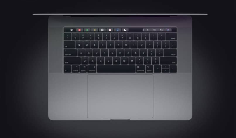 Macbook con teclado abierto