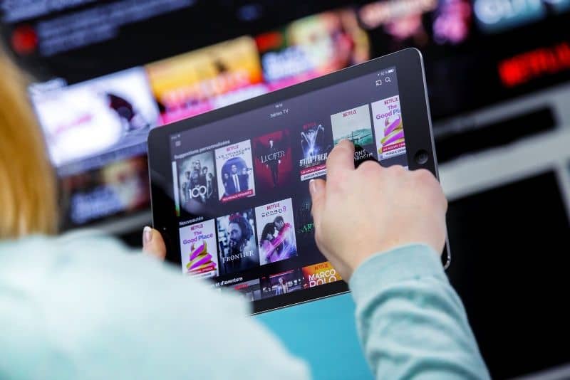 Personas manipulando Netflix en Tablet