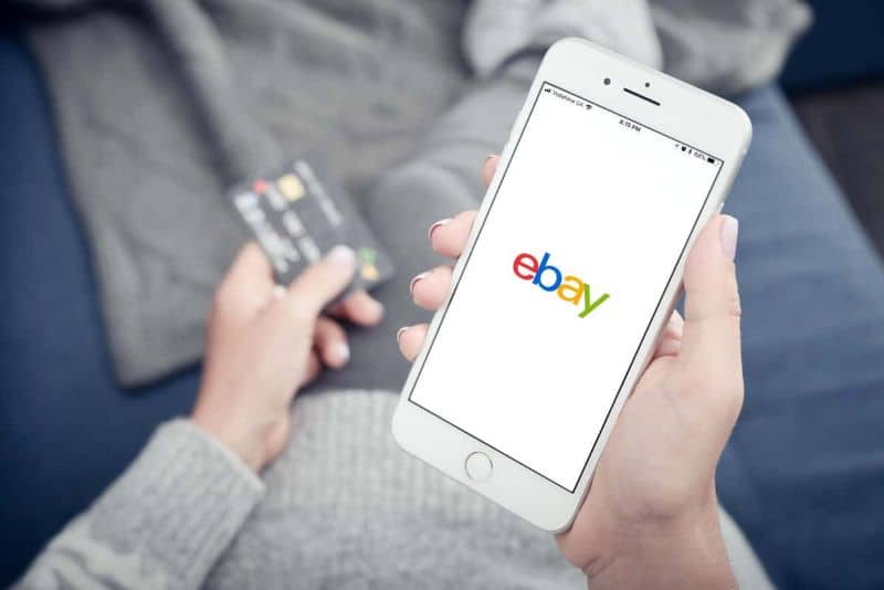 Persona comprando en eBay desde Movil Android