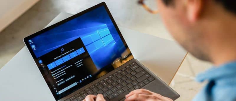 Persona manipulando Windows10 en laptop