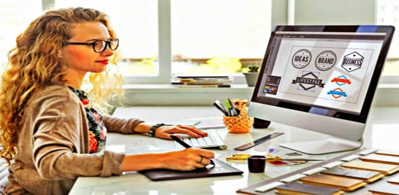 chica con pc diseño