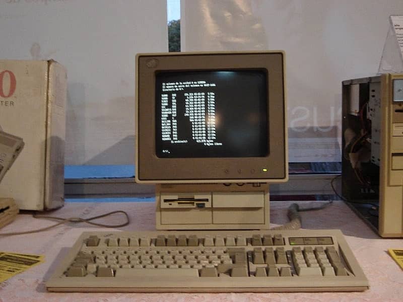 computadora aspecto antiguo segunda generación