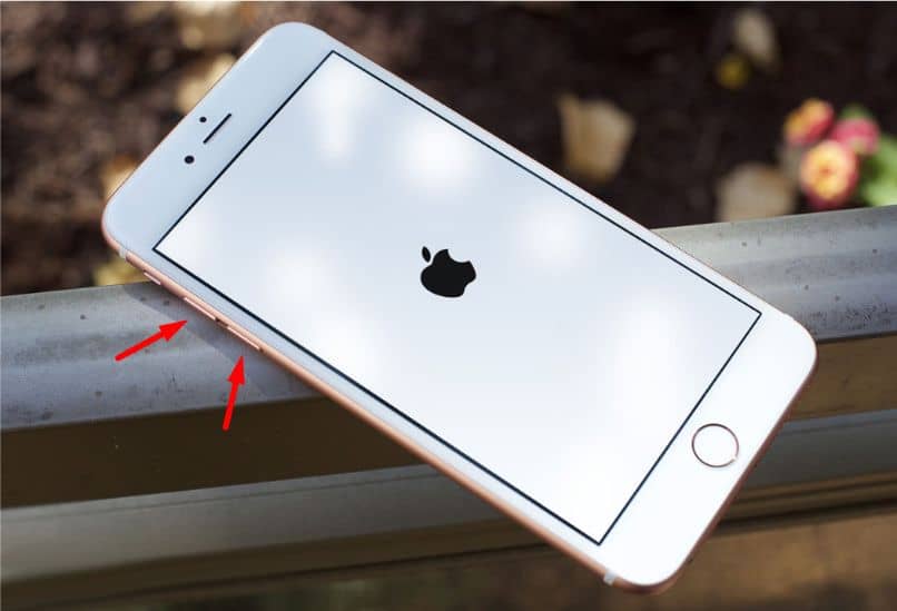 celular iphone madera manzana flecha fondo desenfocado