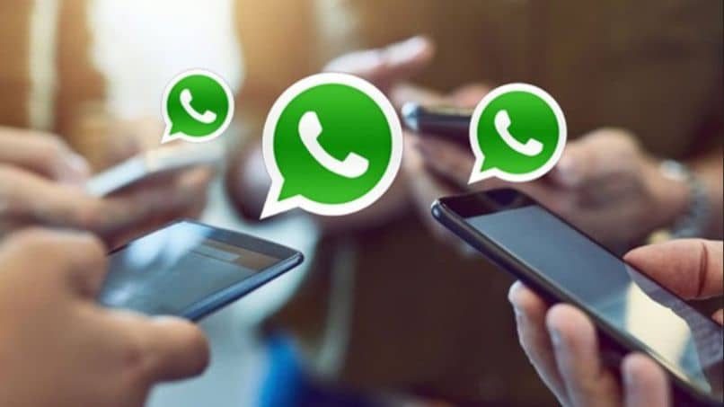 celulares manos logo whatsapp desenfocado