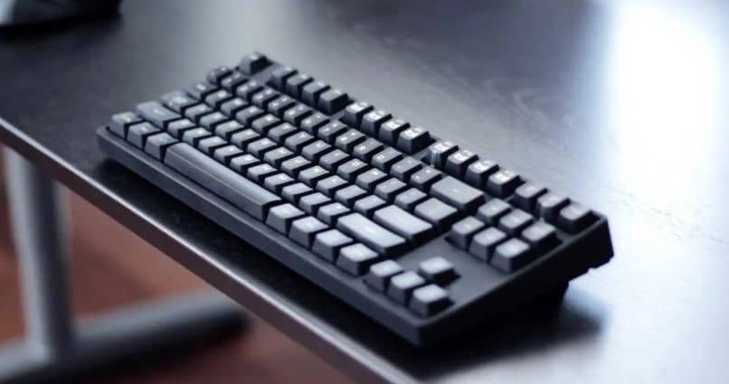 teclado mesa negra piso