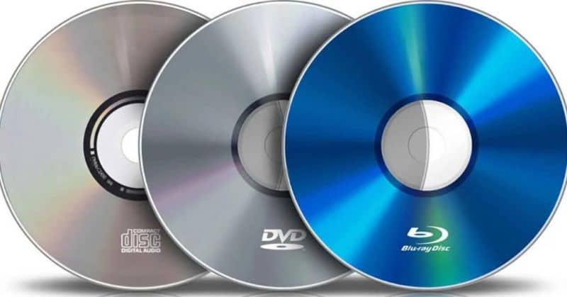 diferentes tipos de cds dvd y bluray con fondo blanco