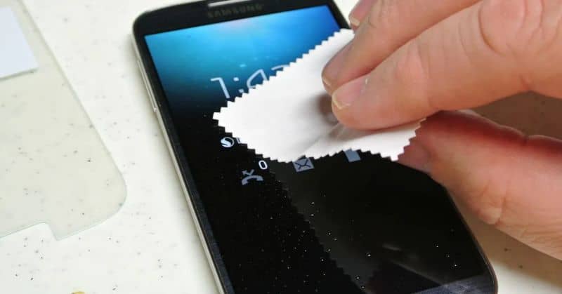 Limpiar pantalla de celular a mano