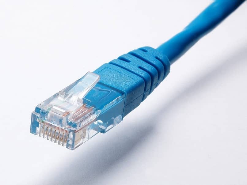 acercamiento de un cable ethernet azul
