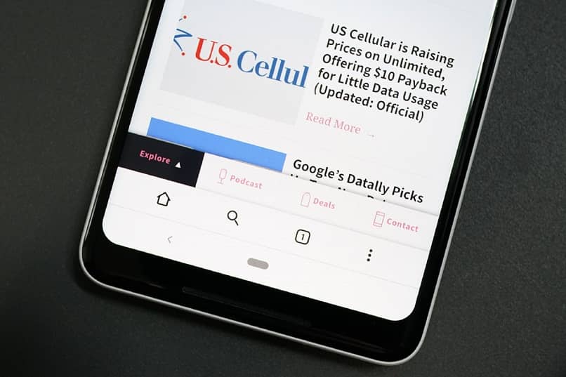 celular encendido con articulo para leer de uscellul desde la nueva versión beta de chrome