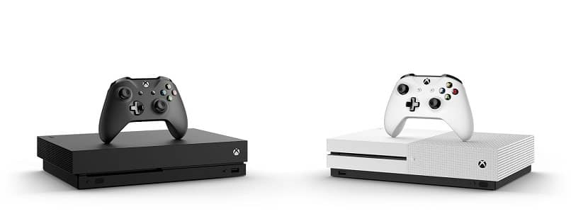 dos mandos para videojuegos blanco y negro marca xboxlive 