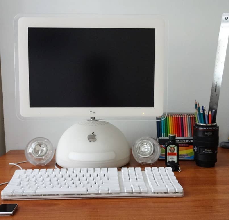apple imac en escritorio con unos colores