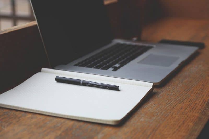 Portátil sobre mesa