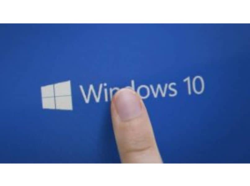 dedo tocando el logo de windows