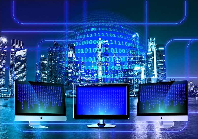 monitores mostrando codigos binarios que se integran con la red en un fondo color azul con edificios 