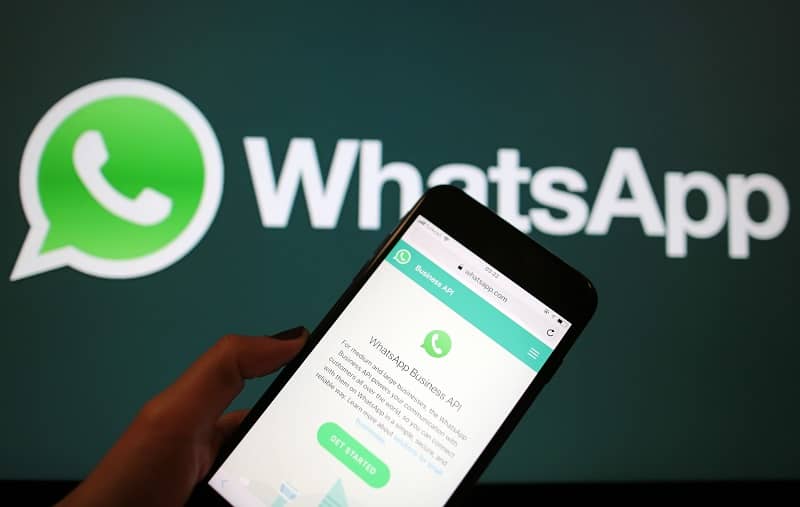Logo de WhatsApp móvil con la aplicación 