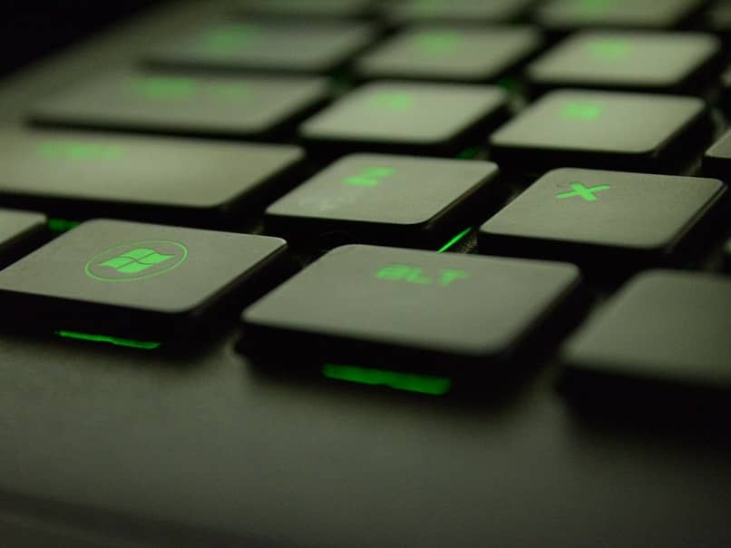 acercamiento de las luces verdes del avanzado teclado negro windows