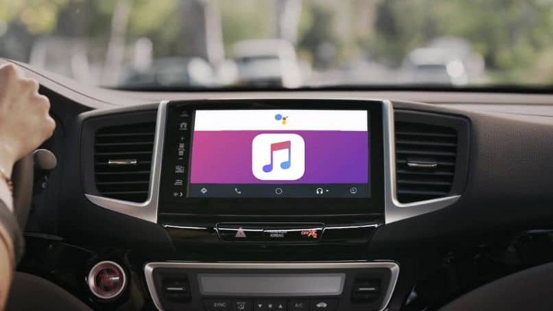 Apple Music en un auto