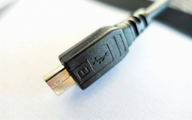How to connect a USB memory to a cell phone to transfer files?