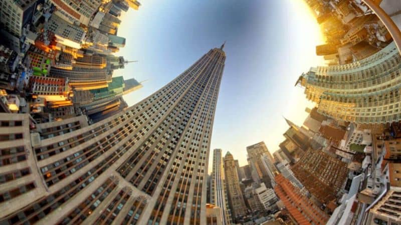 imagen de edificios y cielo en 360 grados