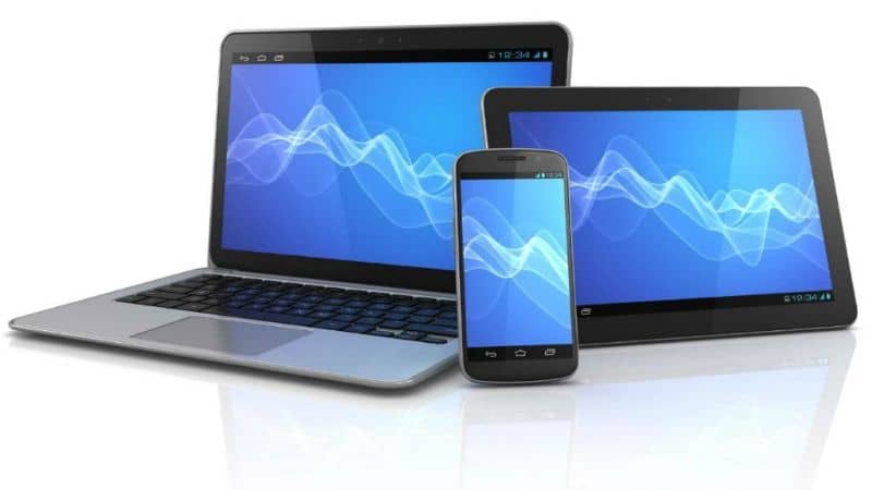 laptop, tablet y movil pantalla fondo azul fondo blanco 